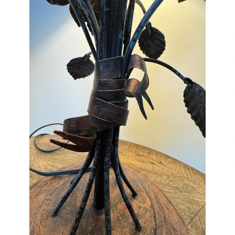 Vintage floral rose table lamp. Stunning. lamp shade.‎ bronze color